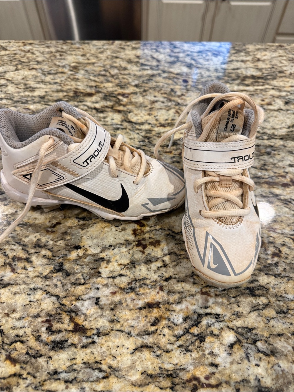 Nike Kids White Baseball Cleats Sneakers with Black Swoosh size 12C